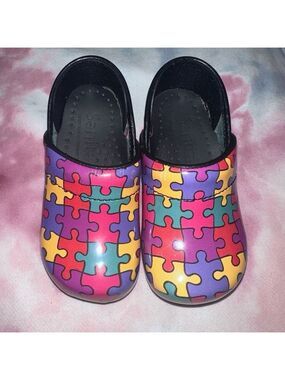 EUC Little Girl 7 1/2-8 Sanita Autism Spectrum Pattern Clogs